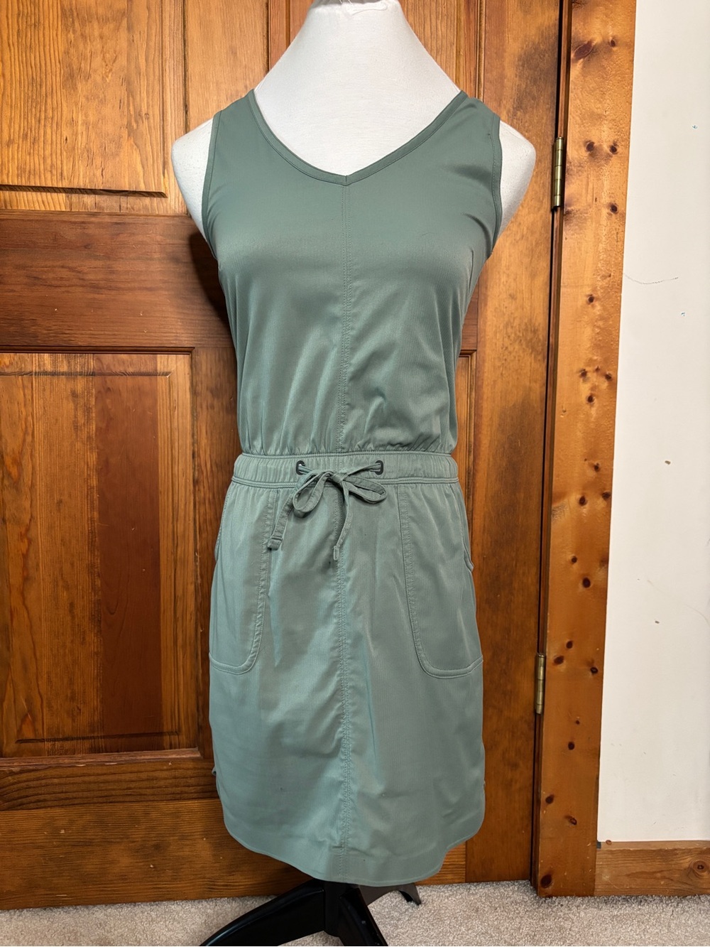 Sleeveless & Chic Short Dress THE NORTH FACE Sage Green Elastic Waist